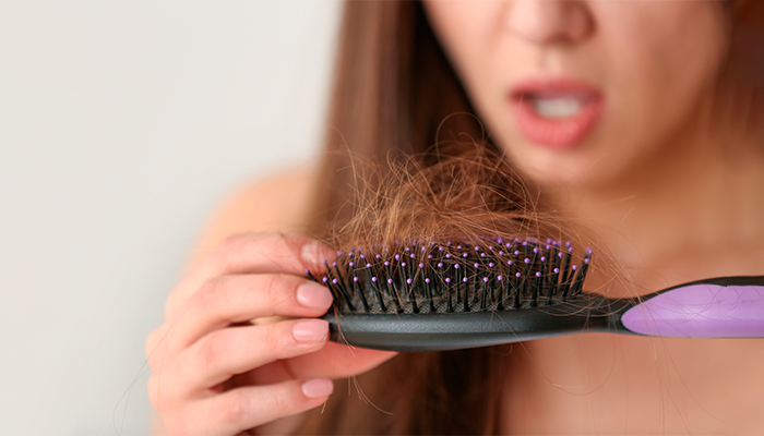 Fotografía para artículo sobre el efluvio telógeno o caída de pelo temporal, para el blog de topfarma.